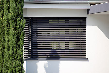 Fenster mit moderner Jalousie